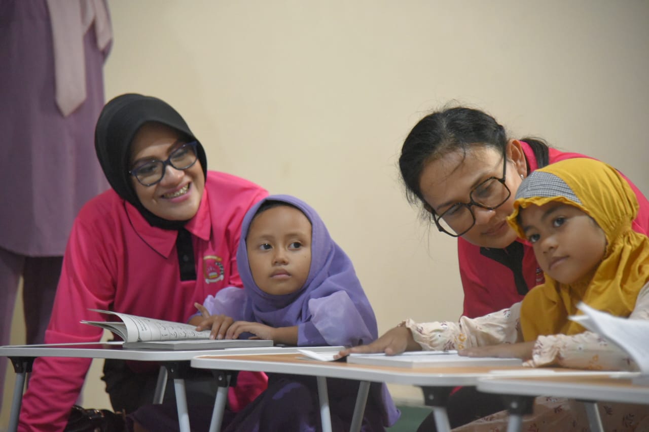 Senyum Sumringah Anak-Anak Sambut Ketum Bhayangkari di Kampung Nelayan
